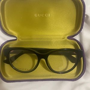 Gucci black eye glasses 🤓🐝